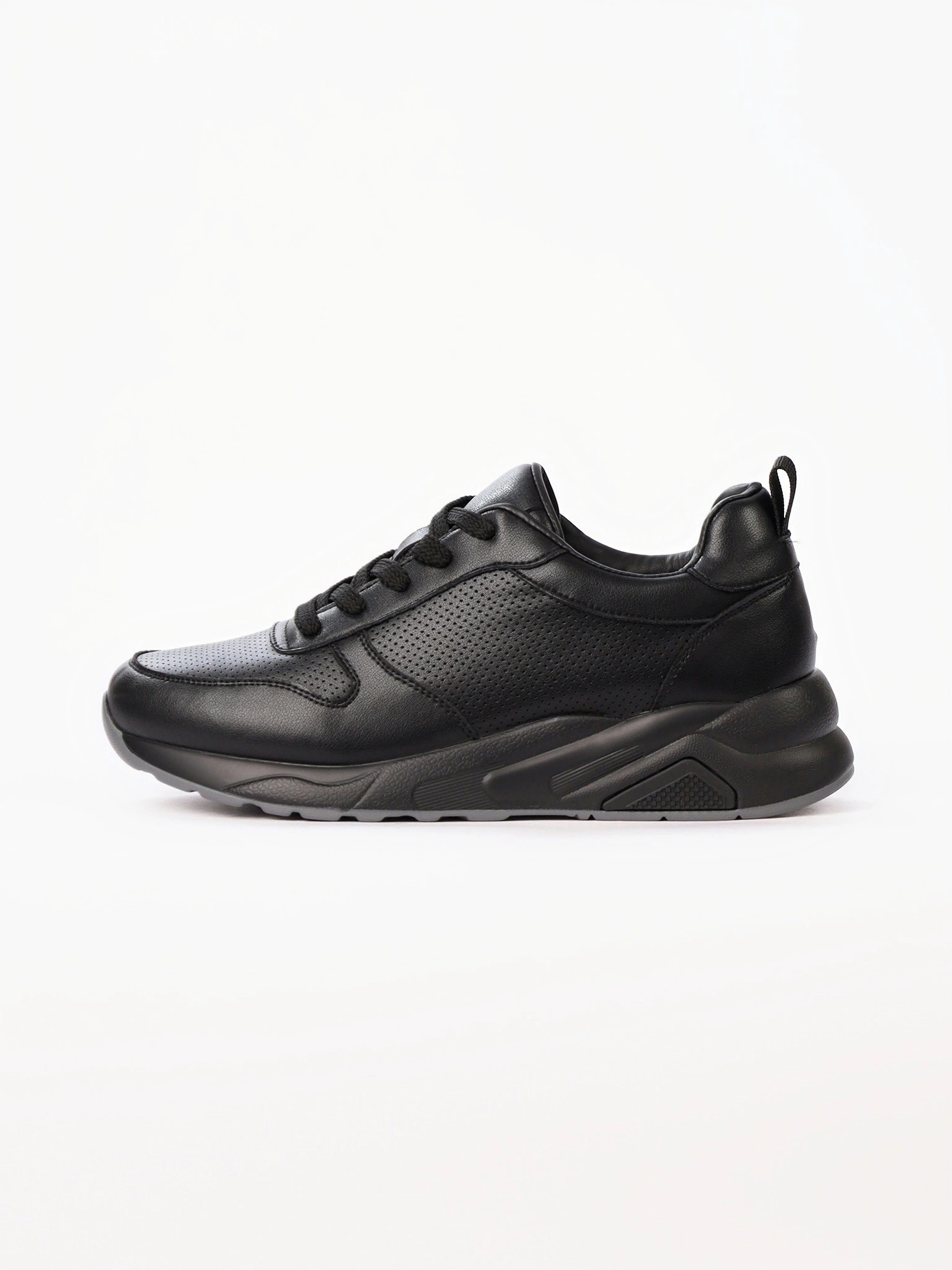 Кроссовки черного цвета на средней платформе